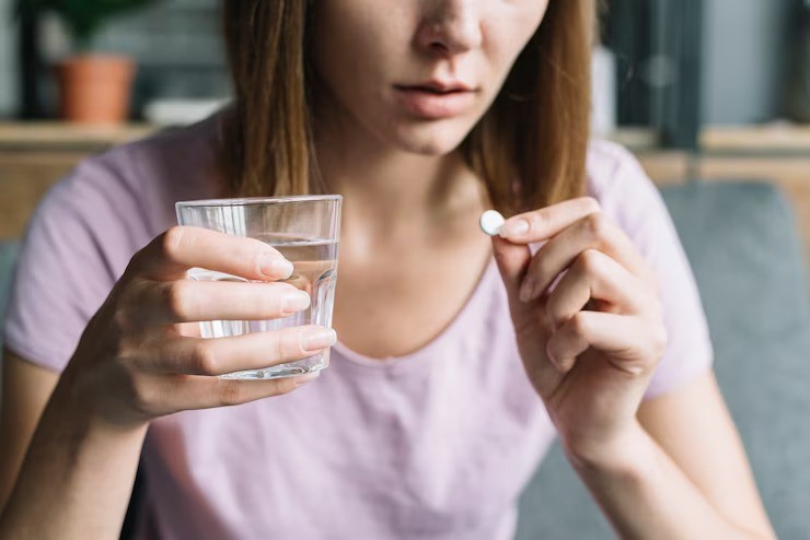 minum kopi setelah obat, bahaya kopi dan obat, efek samping kafein, interaksi obat dan kafein, tips kesehatan ibu, parenting sehat, gaya hidup sehat ibu muda